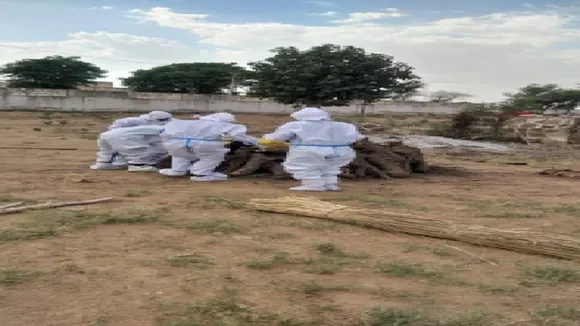 Lady tehsildar performs last rites of COVID infected