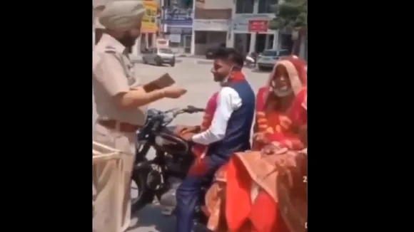 बाइक पर जा रहे थे नव विवाहित जोड़ा, पुलिस वाले ने दिया शगुन