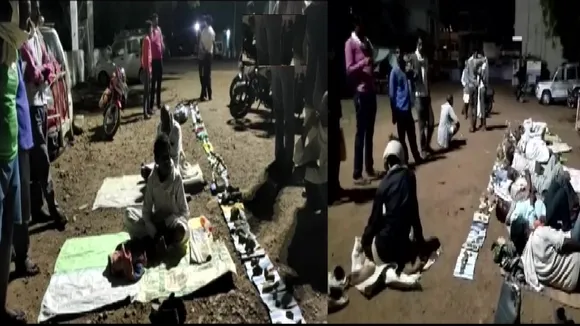 Farmers sleep outside Vidisha District Cooperative Bank