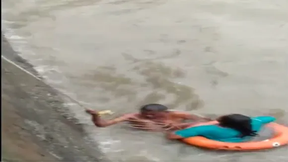 Mumbai Gateway of India woman who lost fell into the sea