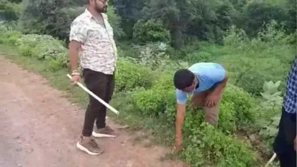 व्यापारी के साथ मारपीट करते दबंग