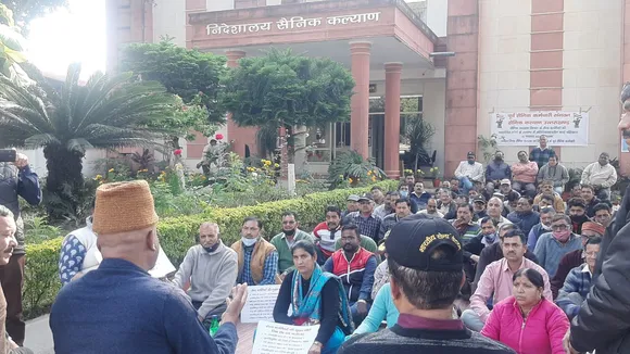 Ajay Kothiyal addressing farmers
