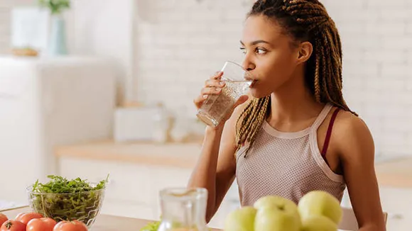 side effects of drinking water while eating