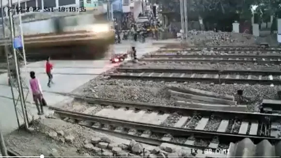 Biker narrowly escapes speeding Rajdhani Express