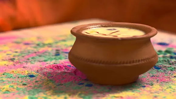 होली की मस्ती में भांग हो गई है ज्यादा,तो इन नुस्खों से उतारें हैंगओवर