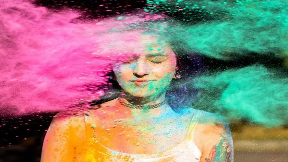 होली के रंगों के बाद अब जलन से लाल हो रहा है फेस, ट्राई करें ये Trick