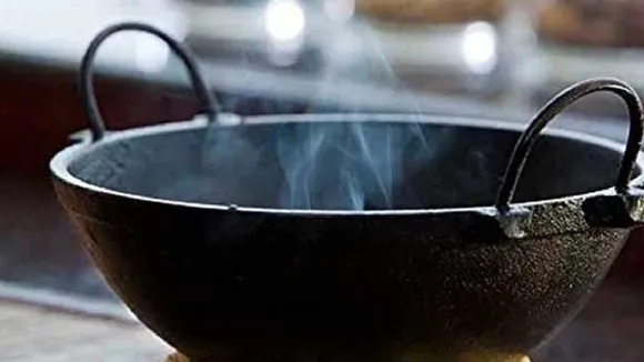 आपकी रसोई में मौजूद कढ़ाही नष्ट कर सकती है राहु दोष, जानें कैसे