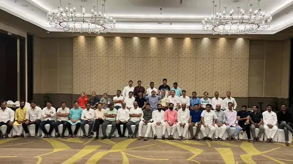 बागी विधायकों के साथ एकनाथ शिंदे