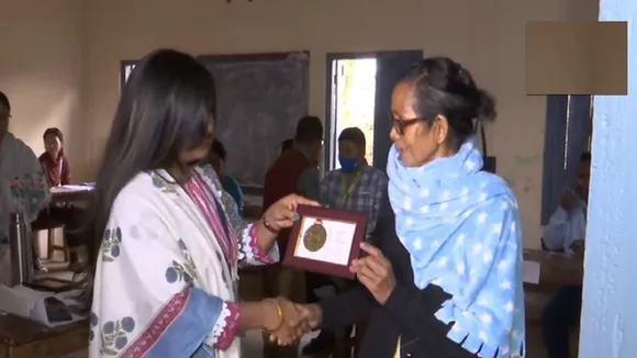 मतदान को प्रोत्साहित करने के लिए स्मृति चिन्ह भेंट किया गया