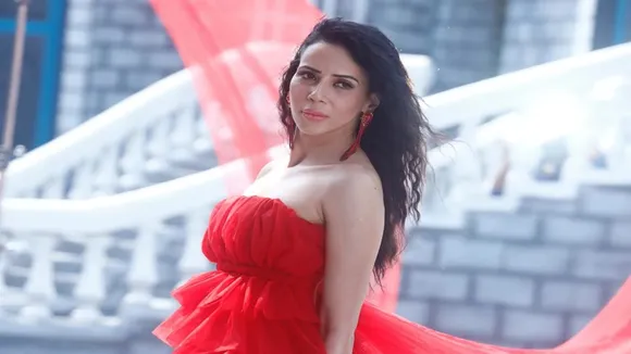 Rozlyn Khan is a stinging red dress