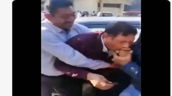 रिश्वत लेते सब-इस्पेक्टर