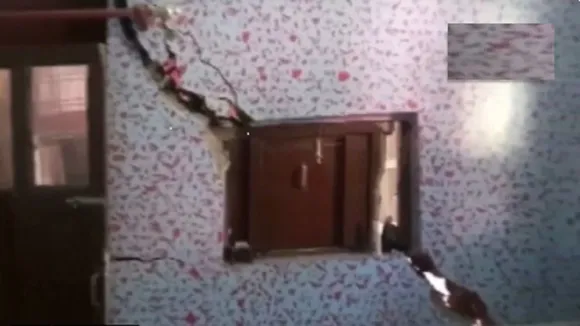 cracks on the eakk