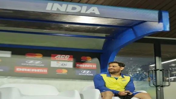 dhoni team india dougout