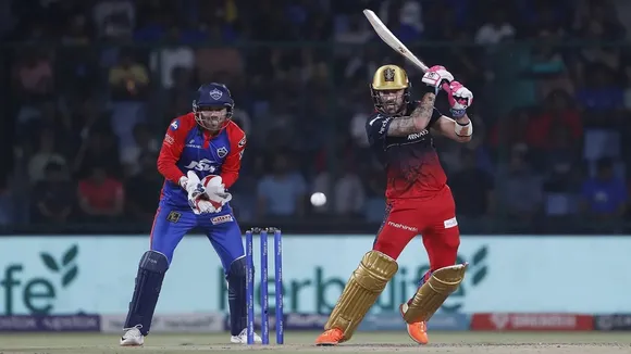 Faf du Plessis cuts away a short ball