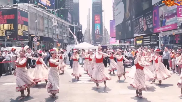 New York Times Square Viral dance sing on pyar kiya to darna kya