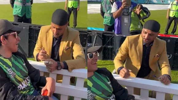 harbhajan singh give autograph pakistani fans video goes viral