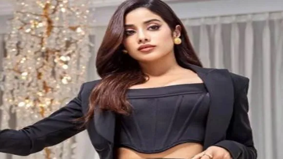 Janhvi Kapoor spotted by papprazzi