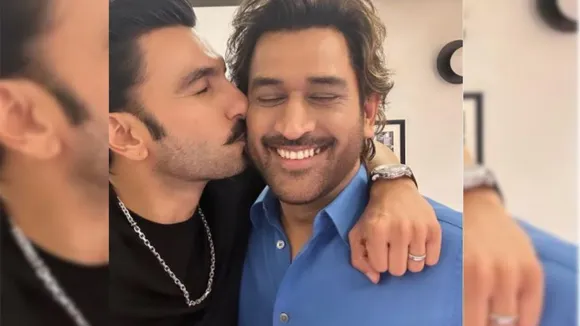 Ranveer Singh kisses MS Dhoni
