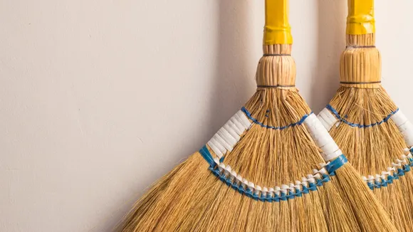 jhadu ko kaise rakhna chahiye