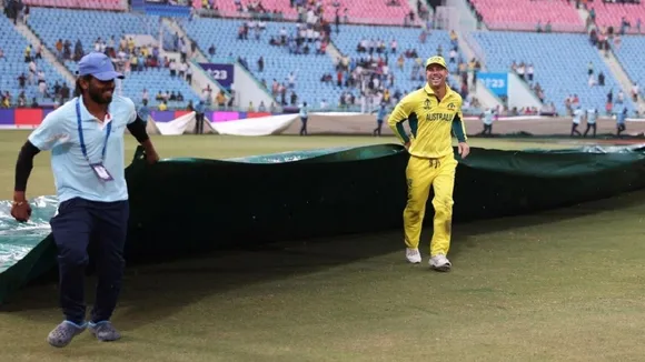 David warner helping the ground staff