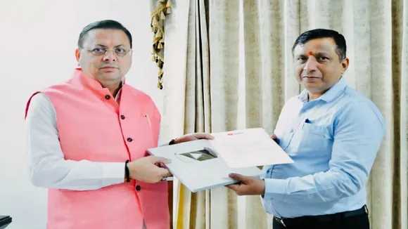 CM धामी को सिल्वर बटन भेंट करते हुए सूचना महानिदेशक बांशीधर तिवारी