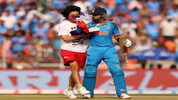ind vs aus final fan try to hug virat kohli during final world cup