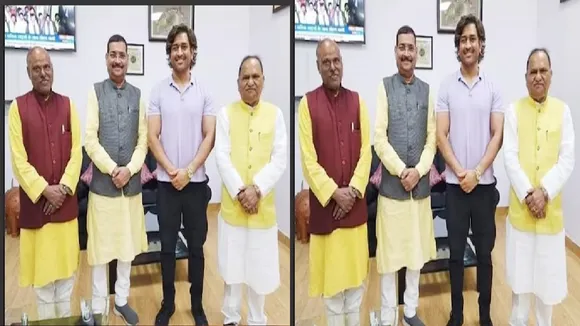 dhoni with leaders