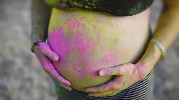 precautions pregnant women should take while playing Holi