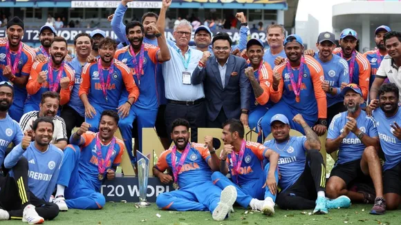 Team India Celebrate world cup on open bus in mumbai