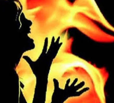 महिला ने खुद को लगाई आग, 90 प्रतिशत तक जली, परिजनों ने लगाया दहेज प्रताड़ना का आरोप