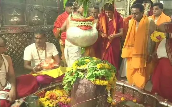 उज्जैन: बाबा महाकाल की शरण में प्रियंका गांधी, किया शिवलिंग का जलाभिषेक