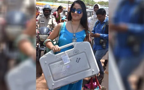 पीली साड़ी वाली के बाद अब नीली मोनो गाउन वाली खूबसूरत पोलिंग ऑफिसर की तस्‍वीर वायरल, जानें कौन हैं ये