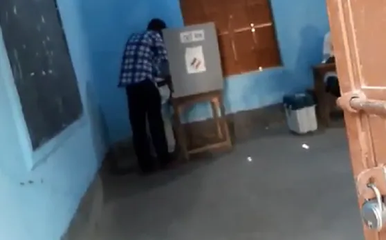 तृणमूल कांग्रेस का पोलिंग एजेंट अब कर रहा था यह काम, पकड़ा गया तो मचा हंगामा