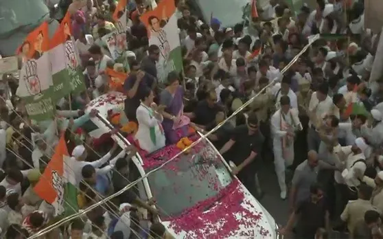 रोड शो के दौरान प्रियंका गांधी ने पीएम पर बोला हमला, मोदी गरीबों को गले क्यों नहीं लगाते?