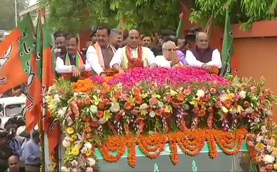 रोड शो के बाद राजनाथ सिंह ने किया नामांकन, लखनऊ सीट पर 1991 से बीजेपी का है कब्जा