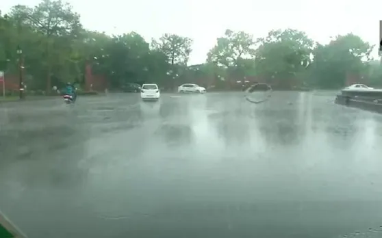 Delhi NCR में अगले दो घंटों में तेज हवाओं के साथ भारी बारिश होने की संभावना