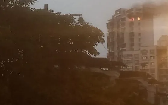 नवी मुंबई के एक इमारत में लगी भीषण आग, फायर ब्रिगेड की गाड़ी मौके पर पहुंची