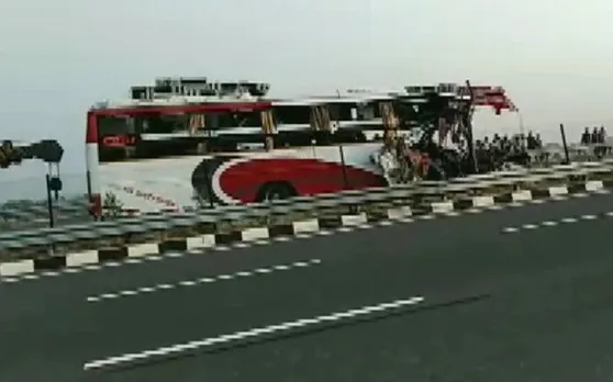 बस और ट्रक की टक्‍कर में 7 लोगों की मौत, 34 यात्री घायल