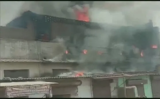 उत्तर प्रदेश : कानपुर के चकेरी में लगी आग, मौके पर पहुंचीं दमकल की गाड़ियां