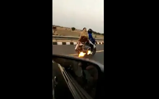 WATCH: सड़क पर दौड़ रही थी 'बर्निंग बाइक', पुलिस ने ऐसे बचाई दंपत्ति की जान, Video Viral