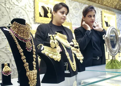 New Delhi: People Shop for Gold on Akshaya Tritiya