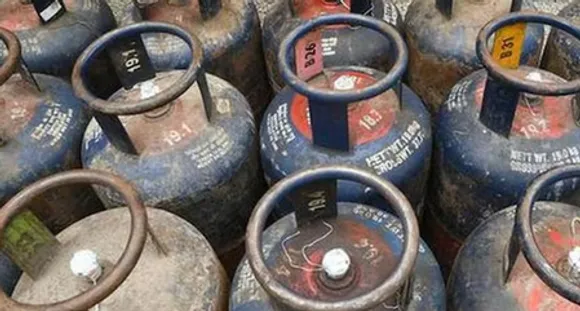 कॉमर्शियल एलपीजी गैस सिलेंडर 24 रुपए हुआ सस्ता, नई कीमतें आज से लागू