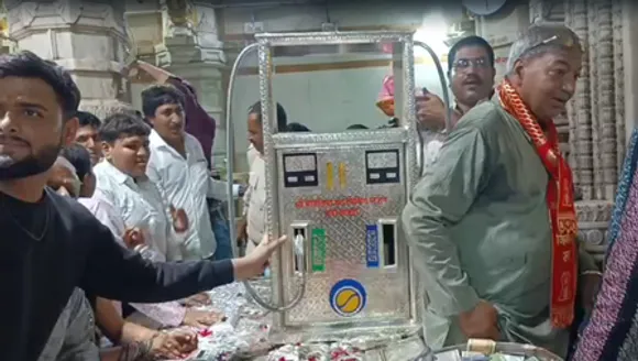 चित्तौड़गढ़: मन्नत पूरी होने पर कारोबारी ने मंदिर में चढ़ाई चांदी से बनी पेट्रोल पंप मशीन