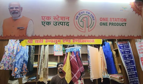 ‘वन स्टेशन वन प्रोडक्ट’ योजना ने बदली मोनू और अंजार की जिंदगी, हथकरघा कपड़ों को मिल रहा बढ़ावा
