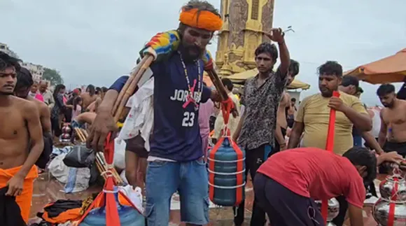 काशी, हरिद्वार और प्रयागराज में सावन के पहले दिन उमड़ा श्रद्धालुओं का सैलाब