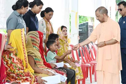 सीएम योगी ने जनता दर्शन में सुनी 200 लोगों की समस्याएं, कहा - हर जरूरतमंद के साथ खड़ी है सरकार
