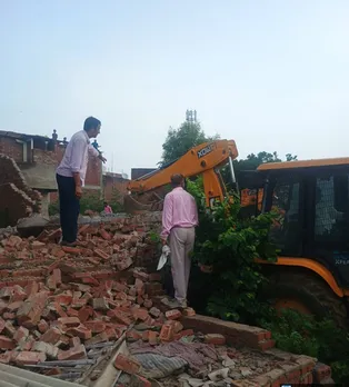 हैबतपुर के डूब क्षेत्र में चला ग्रेनो प्राधिकरण का बुल्डोजर, 30 हजार वर्ग मीटर जमीन अतिक्रमण मुक्त कराई