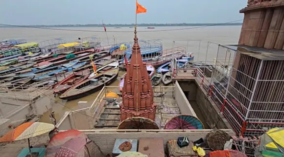 वाराणसी: गंगा के उफान से घाटों पर संकट, डूबीं मंदिर चौकियां, ठप हुई रोजी-रोटी