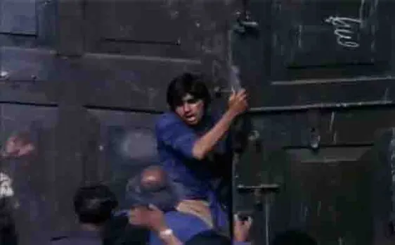 नोट बदलकर बैंक से बाहर आते अमिताभ बच्चन, वायरल हुआ VIDEO