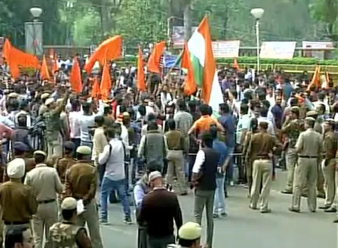 रामजस विवाद: ABVP ने DU के नार्थ कैंपस में निकाला विरोध मार्च